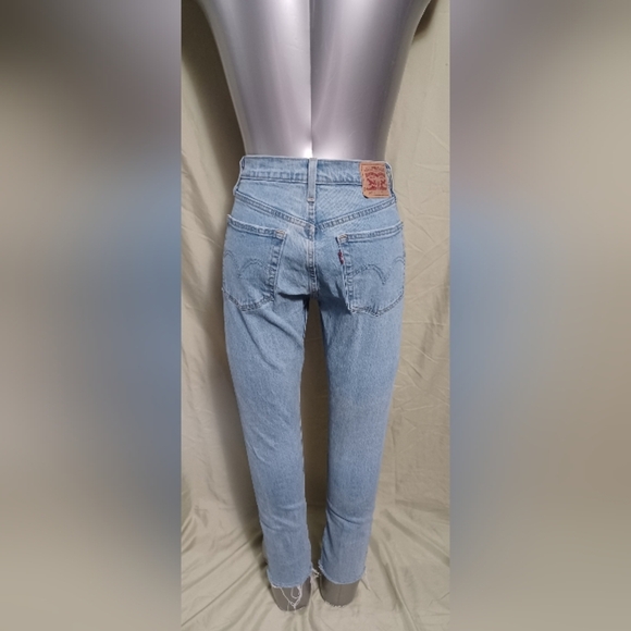 A Levi Strauss 501 Classic Button Fly Light Wash Blue Jeans - Picture 5 of 15